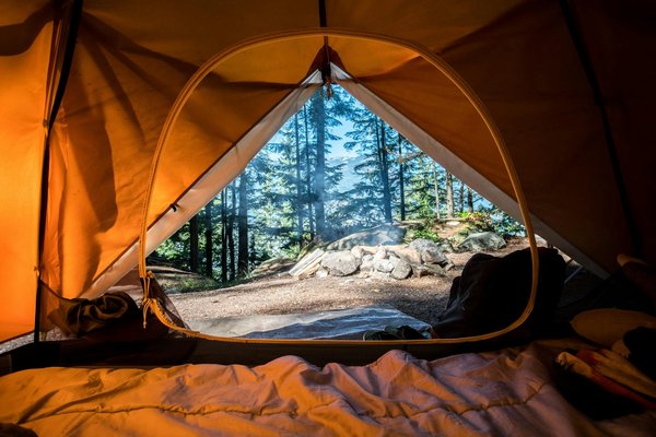 Quelles sont les techniques pour fabriquer un abri contre les intempéries en camping?