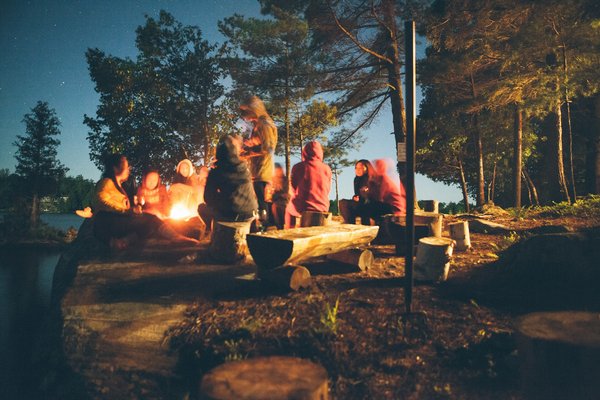 Comment organiser un camping pour la chasse photographique en forêt boréale?